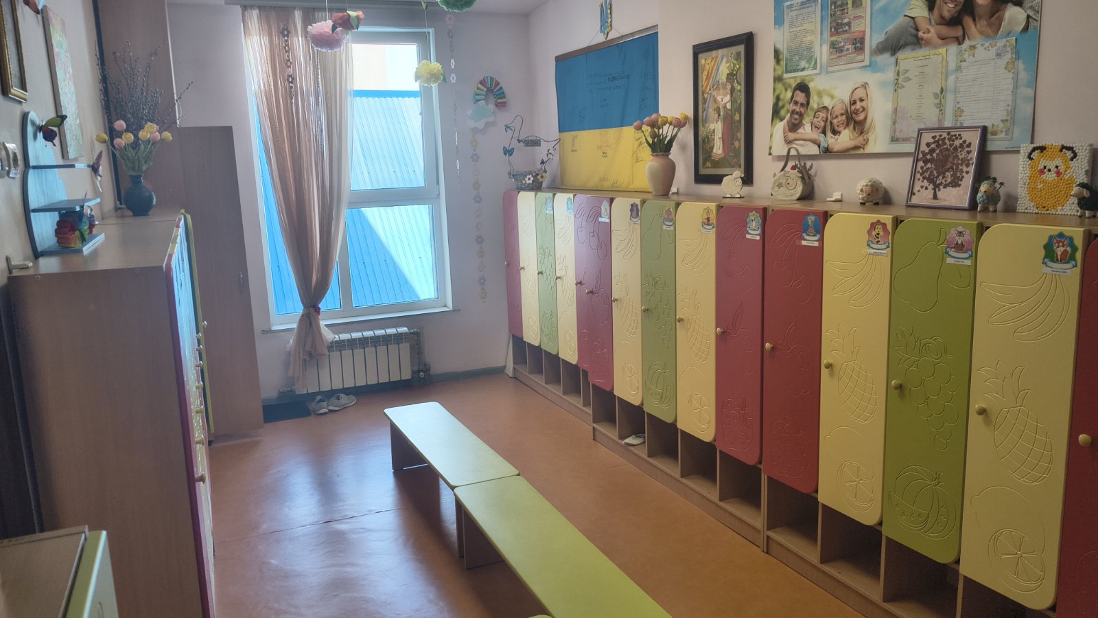 Роздягальня групи Намистинка